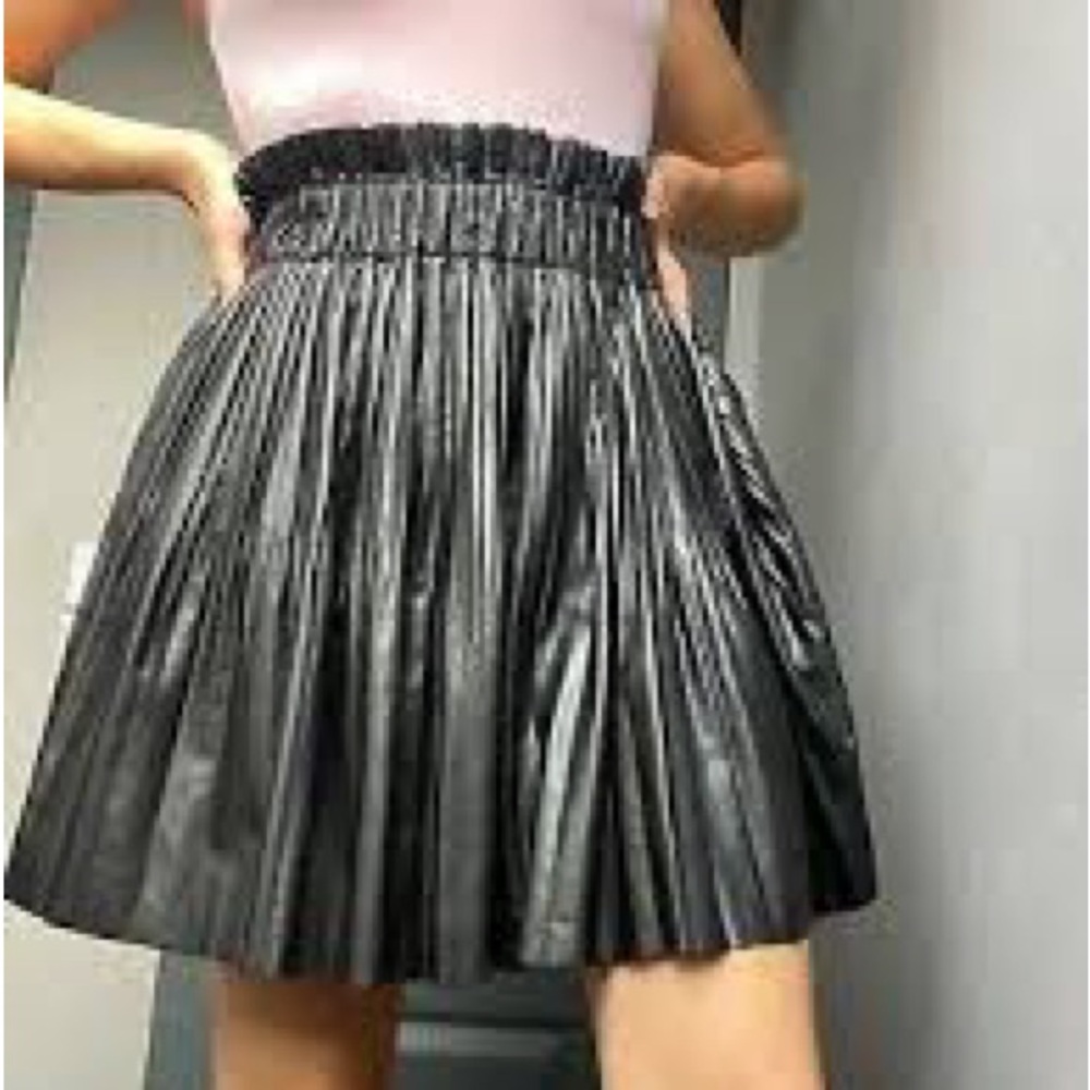 Black Pleated Faux Leather Skirt sz Medium